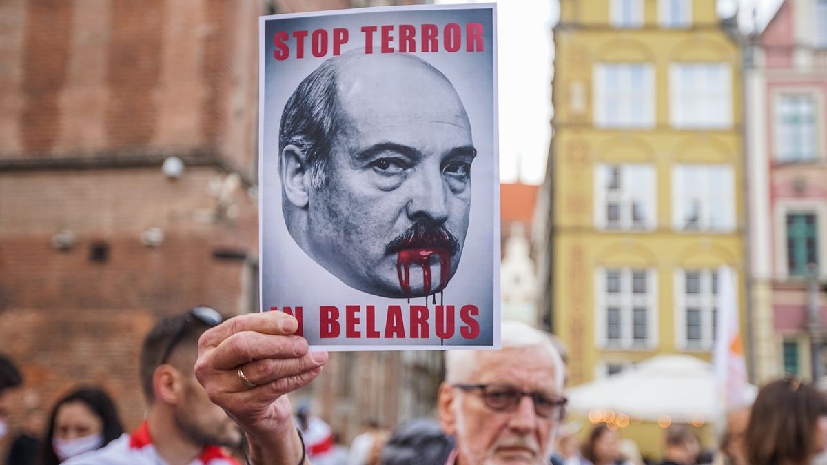 Prchají před Lukašenkem lesem i na matraci po řece. „Situace v Bělorusku je šílená“